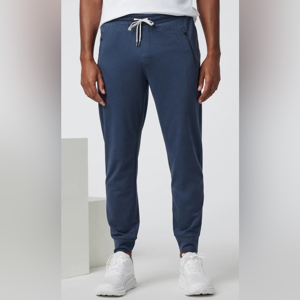 Vuori men’s Ponto Performance Jogger hearhered dark blue size medium